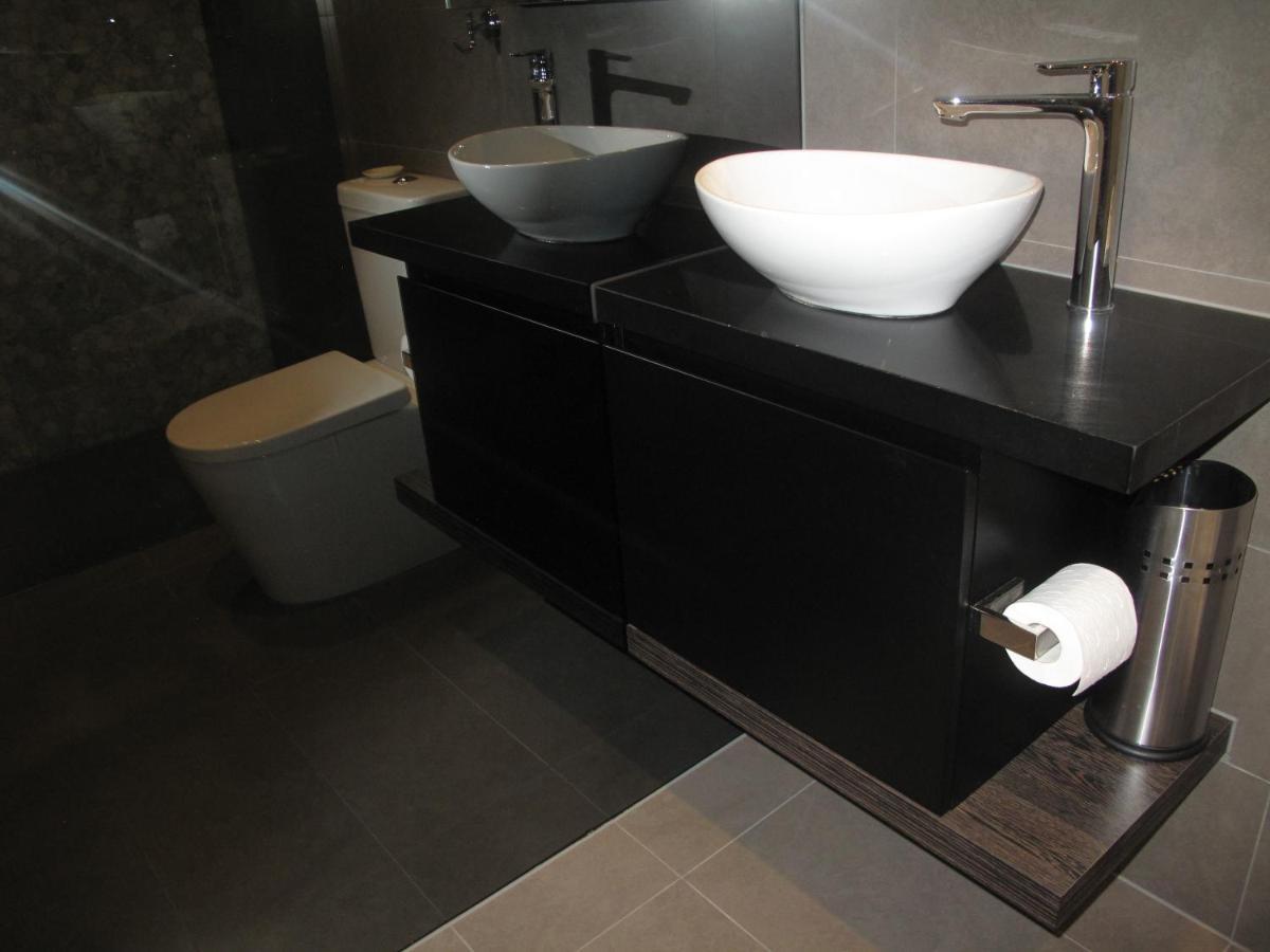 Modern 3 Bedroom Apt With Free Parking, Netflix, Wifi & Welcome Wine By Bnb Pro Ville de Ville de Melbourne Extérieur photo